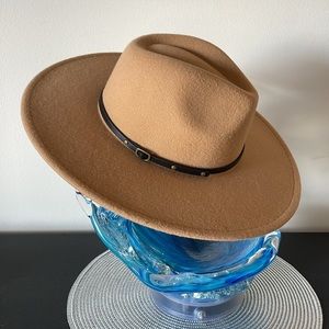 NWT boutique hat w/adjustable tie